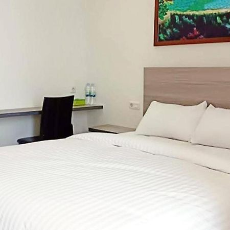 Twospaces Living At Maximus Inn Palembang Bagian luar foto